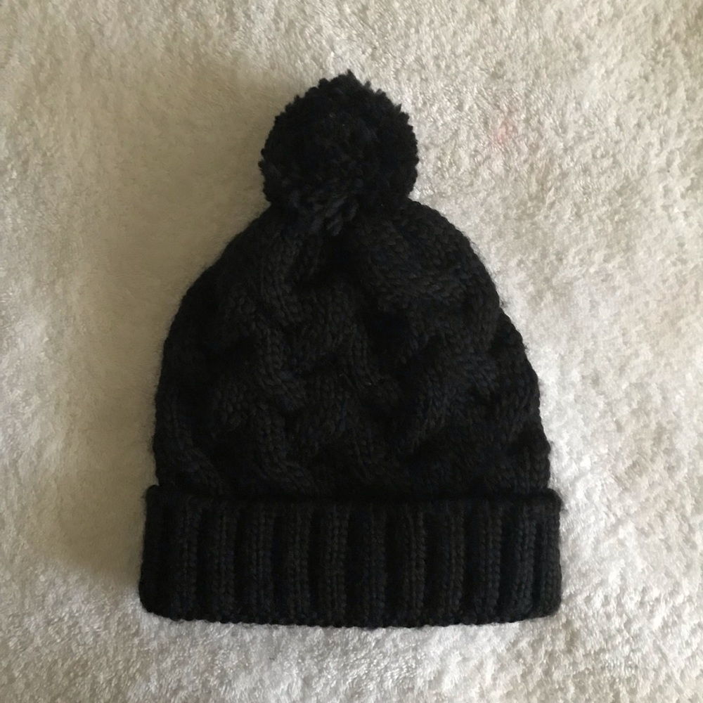 Pom pom beanie 🖤